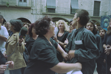 Manifestació de dones marxants a la plaça del Vi 