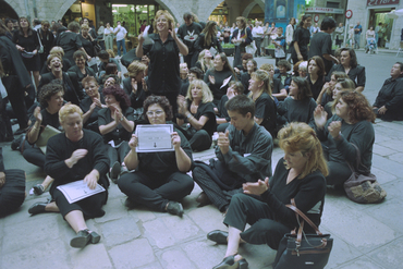 Manifestació de dones marxants a la plaça del Vi 