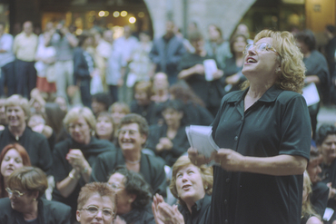 Manifestació de dones marxants a la plaça del Vi 