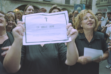 Manifestació de dones marxants a la plaça del Vi 