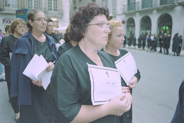Manifestació de dones marxants a la plaça del Vi 