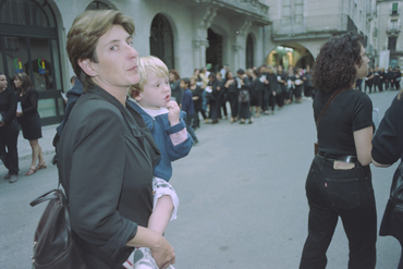 Manifestació de dones marxants a la plaça del Vi 