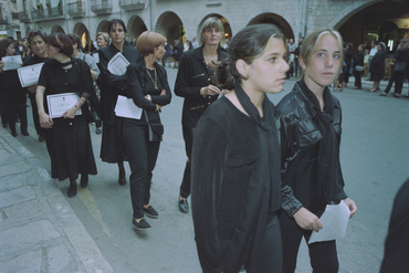 Manifestació de dones marxants a la plaça del Vi 