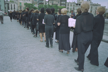 Manifestació de dones marxants a la plaça del Vi 