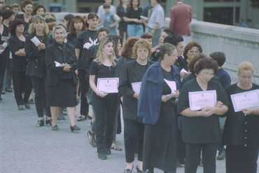 Manifestació de dones marxants a la plaça del Vi 