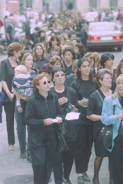 Manifestació de dones marxants a la plaça del Vi 
