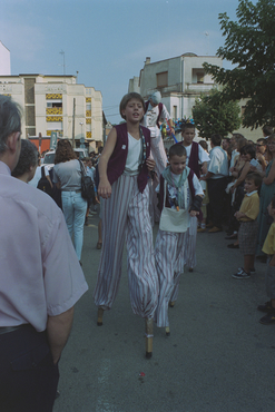 Cercavila amb els gegants durant les Gales d'Angle¿s