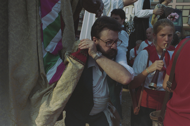 Cercavila amb els gegants durant les Gales d'Angle¿s