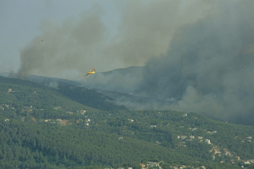 Avioneta i helicòpters d'ICONA apagant un incendi