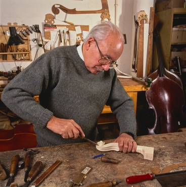 Artesà construint un violí