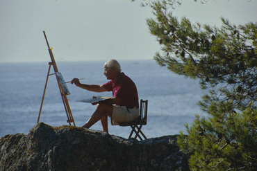Artista pintant al costat del mar