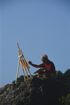 Artista pintant al costat del mar