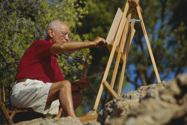 Artista pintant al costat del mar