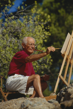 Artista pintant al costat del mar