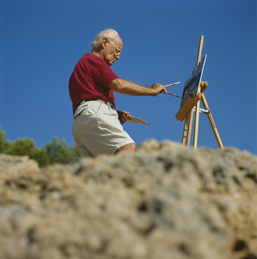 Artista pintant al costat del mar
