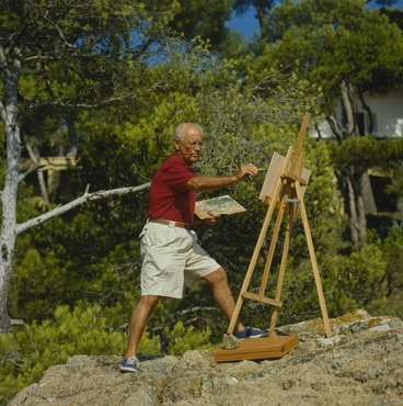 Artista pintant al costat del mar