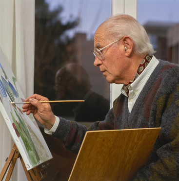 Artista pintant a l'interior de casa