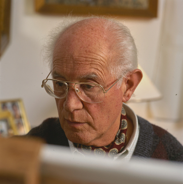 Artista pintant a l'interior de casa