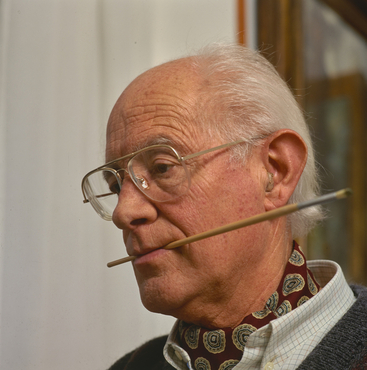 Artista pintant a l'interior de casa