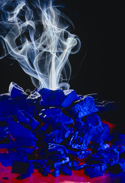 Fum sortint d'unes roques de carbó