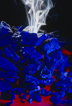 Fum sortint d'unes roques de carbó