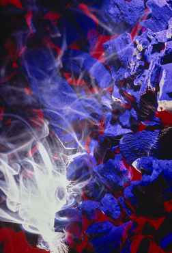 Fum sortint d'unes roques de carbó