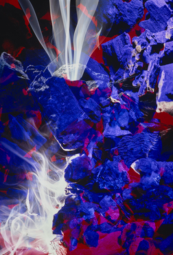 Fum sortint d'unes roques de carbó