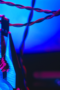 Alicates subjectant un cargol i cables