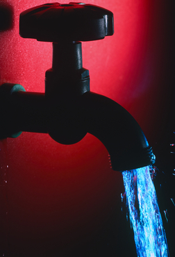 Aigua sortint d'una aixeta