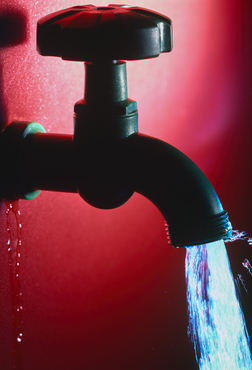 Aigua sortint d'una aixeta