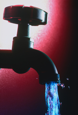 Aigua sortint d'una aixeta