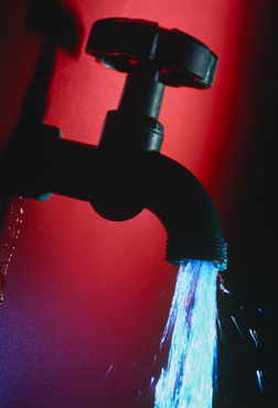 Aigua sortint d'una aixeta