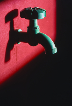 Aigua sortint d'una aixeta