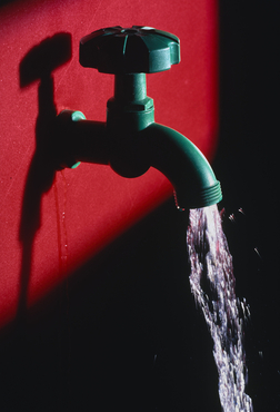 Aigua sortint d'una aixeta