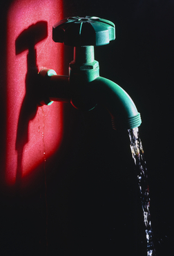 Aigua sortint d'una aixeta