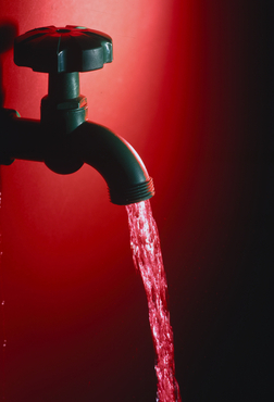 Aigua sortint d'una aixeta