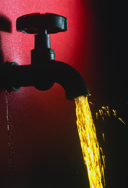 Aigua sortint d'una aixeta