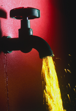 Aigua sortint d'una aixeta