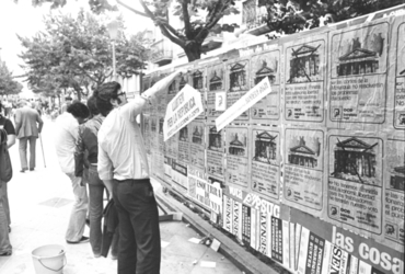 Ambient electoral amb els cartells de propaganda a la Rambla de la Llibertat de Girona