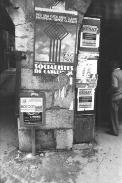Ambient electoral amb els cartells de propaganda a la Rambla de la Llibertat de Girona