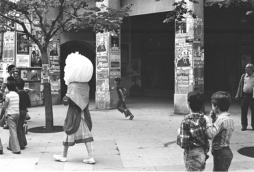 Ambient electoral amb els cartells de propaganda a la Rambla de la Llibertat de Girona