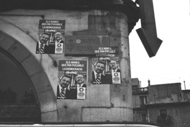 Ambient electoral amb els cartells de propaganda a la Rambla de la Llibertat de Girona
