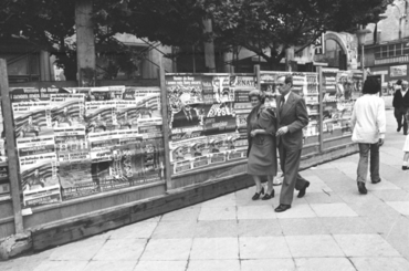 Ambient electoral amb els cartells de propaganda a la Rambla de la Llibertat de Girona