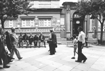 Ambient electoral amb els cartells de propaganda a la Rambla de la Llibertat de Girona