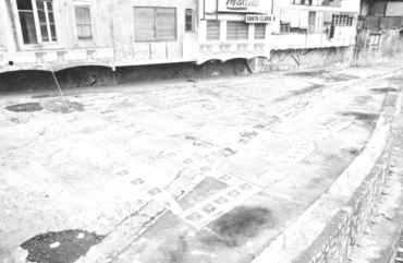 Ambient electoral amb els cartells de propaganda a la Rambla de la Llibertat de Girona