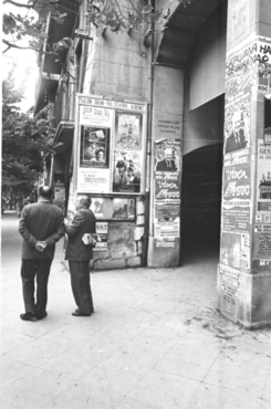 Ambient electoral amb els cartells de propaganda a la Rambla de la Llibertat de Girona