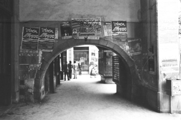 Ambient electoral amb els cartells de propaganda a la Rambla de la Llibertat de Girona