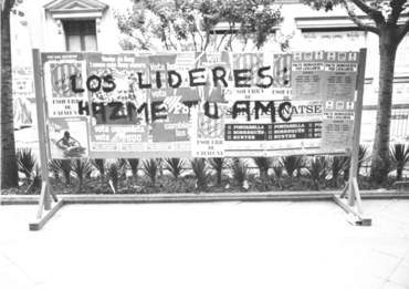 Ambient electoral amb els cartells de propaganda a la Rambla de la Llibertat de Girona