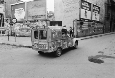 Ambient electoral amb els cartells de propaganda a la Rambla de la Llibertat de Girona