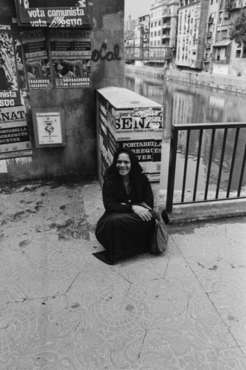 Ambient electoral amb els cartells de propaganda a la Rambla de la Llibertat de Girona